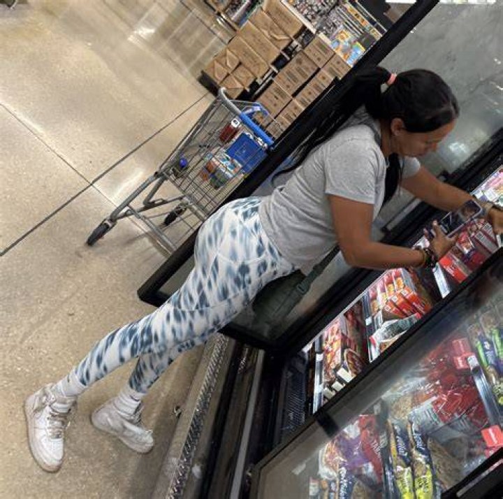 Big booty Walmart milf (15/17)