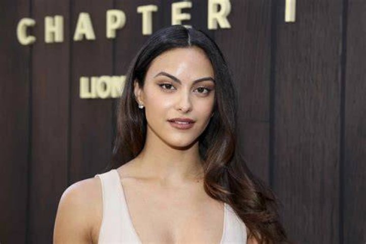 Camila Mendes Stuns With 5 Lipstick and Blush at PCAs 2018 E! News UK