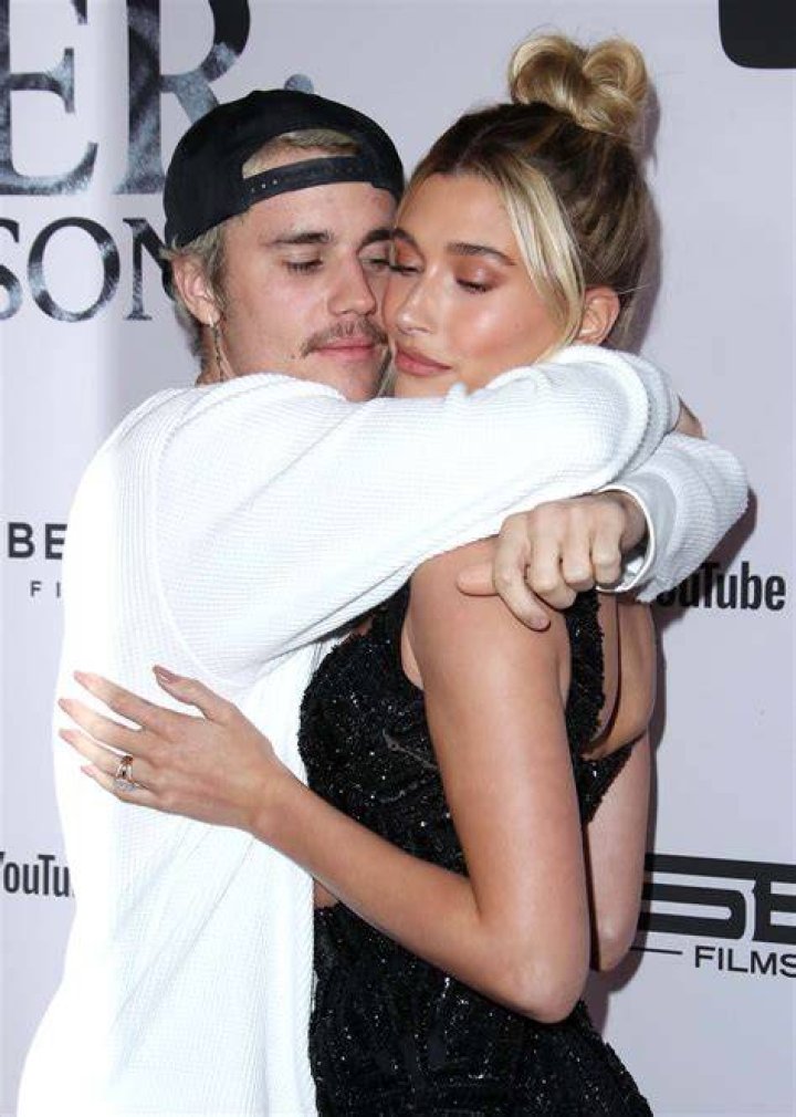 Justin Bieber & Hailey Baldwin Enjoy a Casual Dinner Date Photo